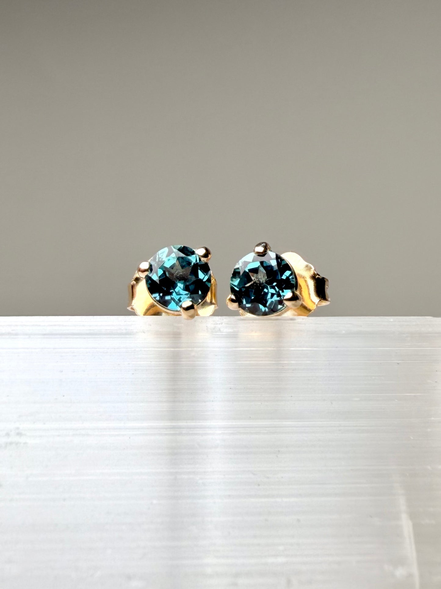 Color Change Alexandrite Stud Earrings | 14k Yellow Gold