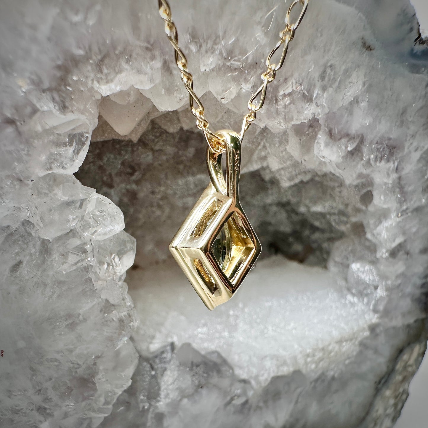 Montana Sapphire Geometric Pendant | 14k Yellow Gold