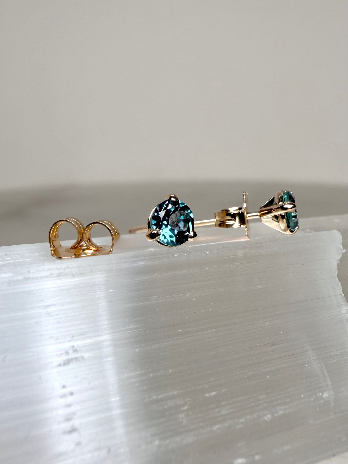 Color Change Alexandrite Stud Earrings | 14k Yellow Gold