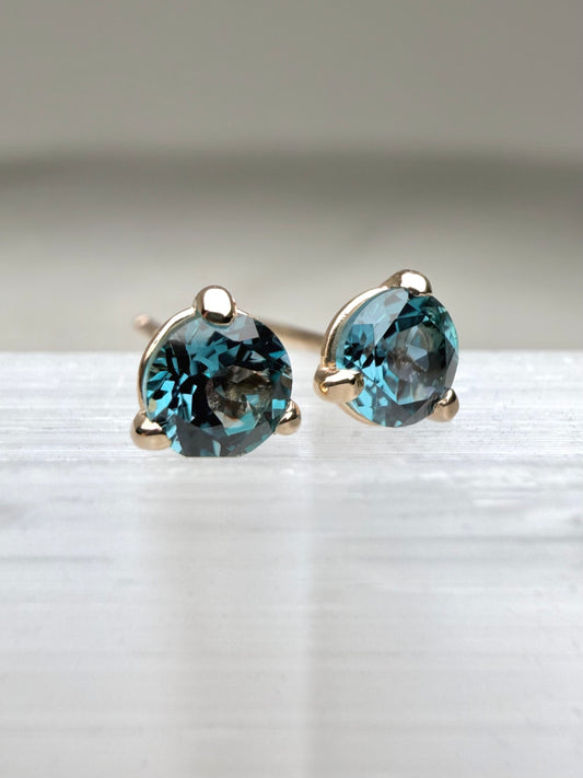 Color Change Alexandrite Stud Earrings | 14k Yellow Gold