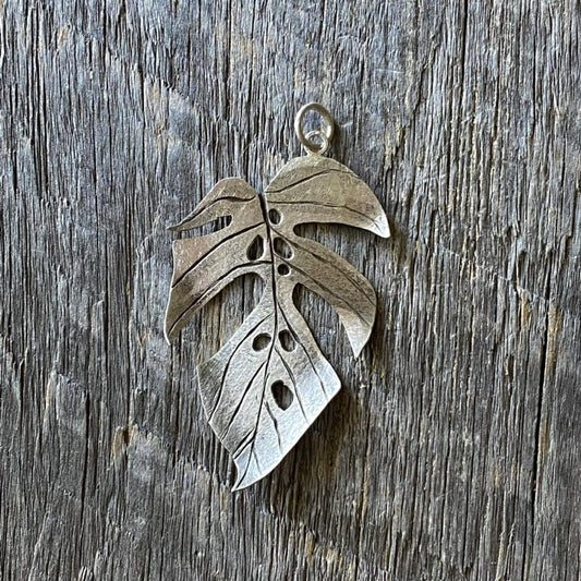 Amydrium Medium Leaf Pendant