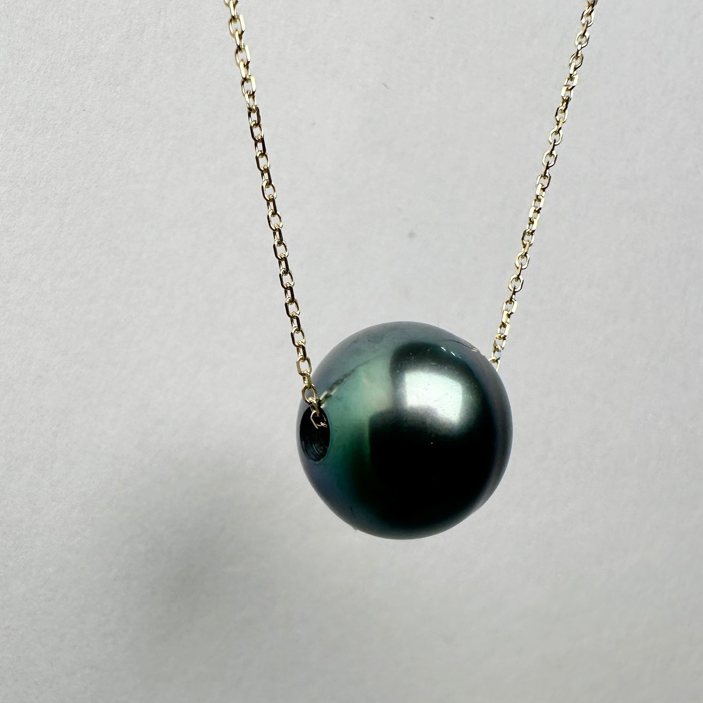 Peacock Grey Tahitian Pearl Floating Necklace | 14k Yellow Gold