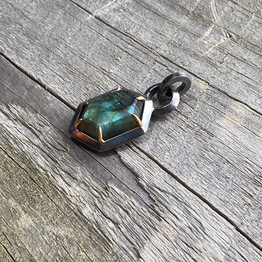 Labradorite Rupī Pendant